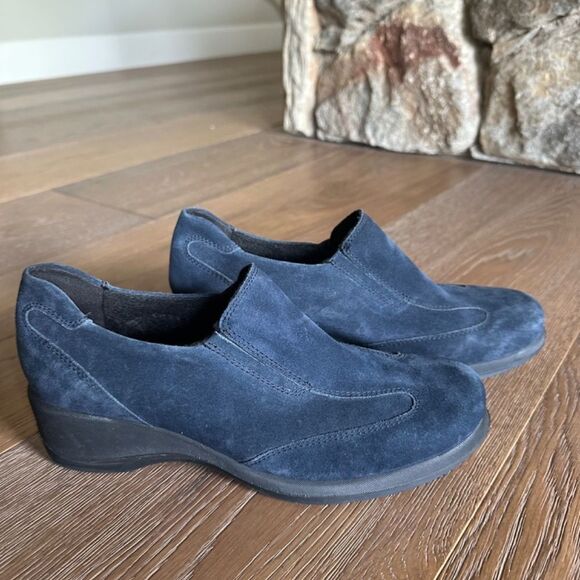 La Canadienne Lisa Wedge Slip-On In Navy - Picture 4 of 7